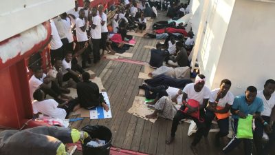 Fünf Migranten verlassen NGO-Schiff „Open Arms“ zur psychologischen Betreuung