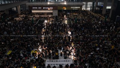 Hongkongs Flughafen streicht alle Abflüge wegen Protesten