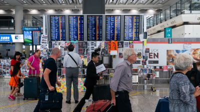 Hongkong: Flughafen nimmt Betrieb wieder auf