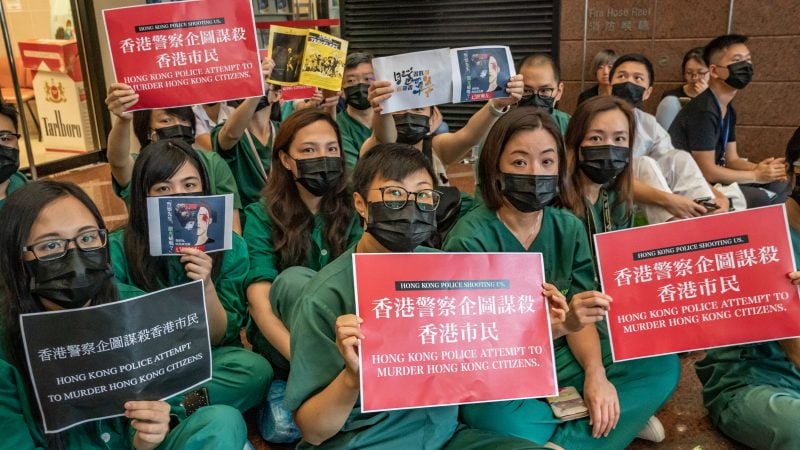 Proteste auf Hongkonger Flughafen vorerst beendet – EU mahnt vor Gewaltanwendung