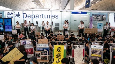 Hongkongs Flughafen streicht erneut Abflüge wegen Protesten