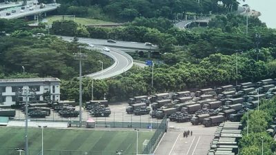 Ein Akt der Drohung? Chinas Militär präsentiert seine Truppen in Hongkong