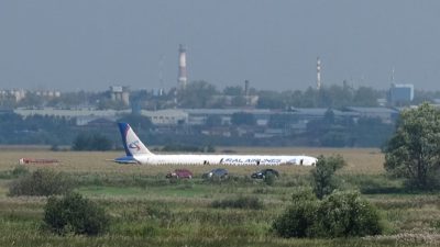 „Alle sind am Leben! Der Pilot ist ein Genie“: Notlandung von Airbus auf Maisfeld nahe Moskau