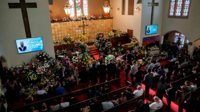El Paso: Hunderte Menschen nehmen an Gedenkfeier für 63-jähriges Opfer teil