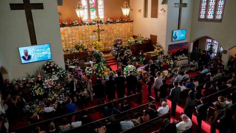 El Paso: Hunderte Menschen nehmen an Gedenkfeier für 63-jähriges Opfer teil
