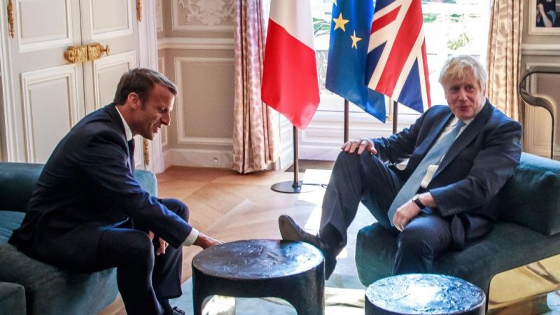 Macron brach in herzliches Gelächter aus: Johnsons Fuß auf Macrons Tischchen