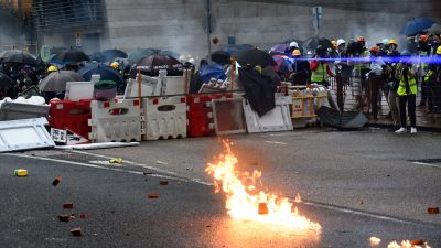 Polizist gibt erstmals Schuss ab: Gewalt gegen Demonstranten in Hongkong erreicht neuen Höhepunkt