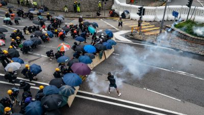 Hongkonger Polizei geht mit Wasserwerfern und Tränengas gegen Demonstranten vor