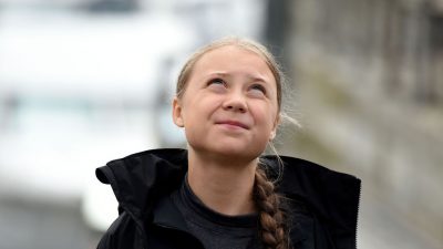 Greta Thunberg sitzt wieder auf dem Boden – aber diesmal zu Hause