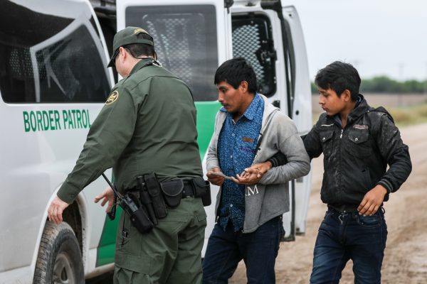Ein Grenzschutzbeamter verhaftet illegale Einwanderer, die am 21. März 2019 den Rio Grande von Mexiko nach Penitas, Texas, überquert haben. Foto: Charlotte Cuthbertson/The Epoch Times