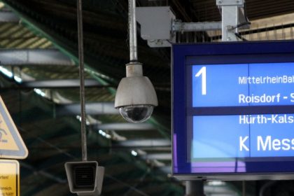 Hauptbahnhof Essen: Passant ruft Frauenbelästiger zur Ordnung und wird geschlagen – Zeugin gesucht