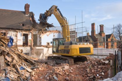 Dramatischer Hausabriss: Bauarbeiter wird von Wand erschlagen