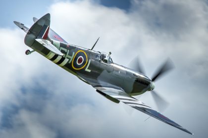 Britischer Pilot startet zur ersten Weltumrundung mit legendärer Spitfire