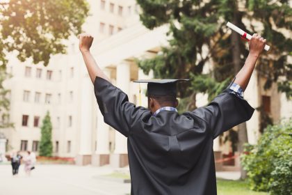 Obdachloser High School Absolvent wird Klassenbester und erhält 3 Millionen Dollar an Stipendien