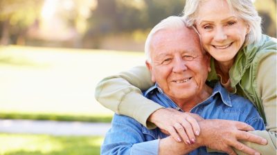 Pflege von Alzheimer-Patienten: Wie Positivität und Humor die Belastbarkeit beeinflussen