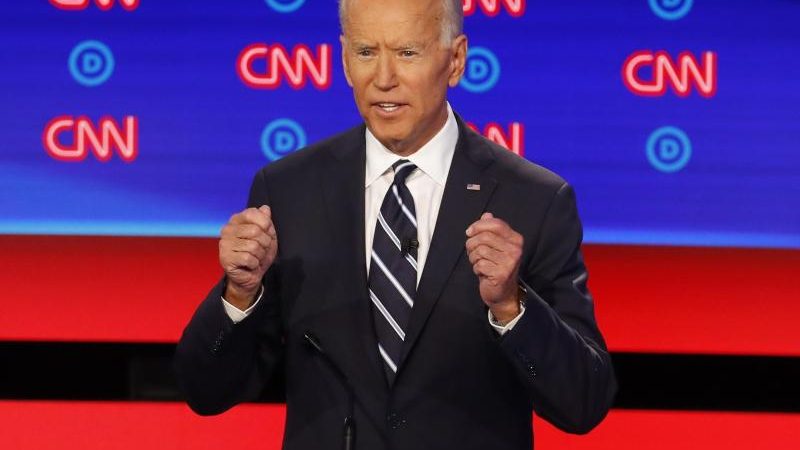 US-Demokraten zerlegen ihren Spitzenkandidat: Biden gerät bei TV-Debatte in Bedrängnis
