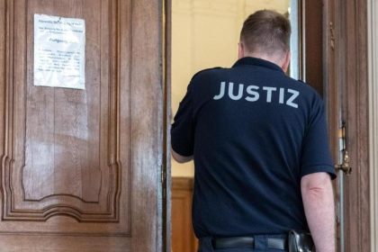 Stuttgart: Prozess gegen linke Gruppenmitglieder wegen versuchten Totschlags hat begonnen