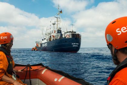 Italien hebt Blockade auf – Migranten von “Alan Kurdi” dürfen auf größeres Schiff wechseln