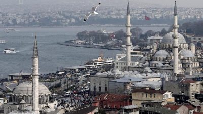 500 Jahre alter Großer Basar in Istanbul nach sintflutartigem Regen überflutet