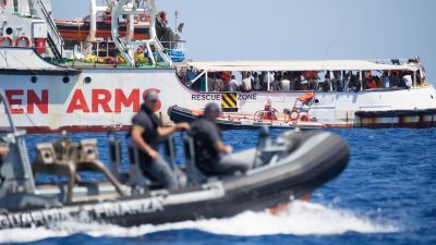 Migranten springen von Bord: Schicksal der „Open Arms“ trotz Hilfsangebots aus Spanien ungewiss