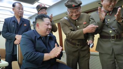 Nordkorea: Kim Jong Un überwacht neuen Test eines „supergroßen“ Raketenwerfers