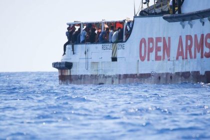 Italien: Mehr als 70 Migranten springen von NGO-Schiff Open Arms