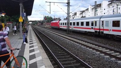 Rettungsdrama in Rheinland-Pfalz: Zwei Männer in Bahnhof Neuwied von Zug erfasst und getötet