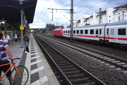 Rettungsdrama in Rheinland-Pfalz: Zwei Männer in Bahnhof Neuwied von Zug erfasst und getötet