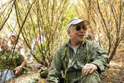 Paul Simon besucht Baumpflanzer auf Maui