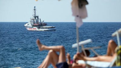 Justiz ordnet Landung der „Open Arms“-Migranten auf Lampedusa an – Schiff soll beschlagnahmt werden