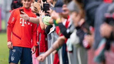 Erstes Bayern-Training von Coutinho vor vielen Fans