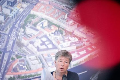 Lompscher steckt heftige Kritik für entschärften Mietendeckel ein
