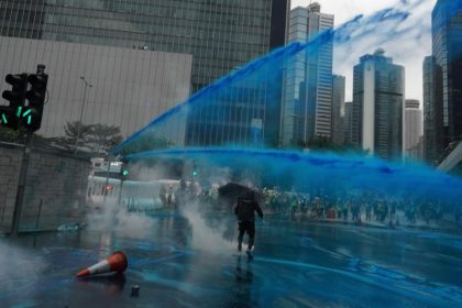 Hongkong: Erneut Hunderttausende auf der Straße – Polizei setzt Tränengas ein