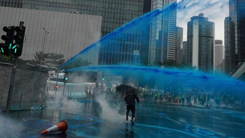 Hongkong: Erneut Hunderttausende auf der Straße – Polizei setzt Tränengas ein