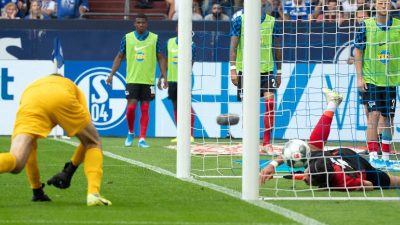 Dank Hertha-Eigentoren: Schalke bejubelt ersten Saisonsieg