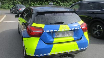 Wermelskirchen: Polizei stoppt falschen Streifenwagen voll mit Ausrüstung