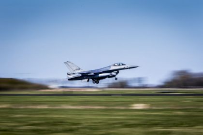 Belgischer Kampfjet in der Bretagne abgestürzt – Pilot aus Stromleitung gerettet