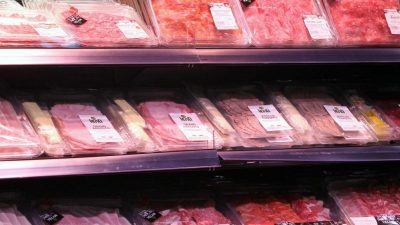Ob Aldi, Kaufland und Rewe… – Verbraucherschützer ziehen kritische Bilanz des Fleischlabels „Haltungsform“