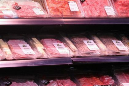 Ob Aldi, Kaufland und Rewe… – Verbraucherschützer ziehen kritische Bilanz des Fleischlabels „Haltungsform“
