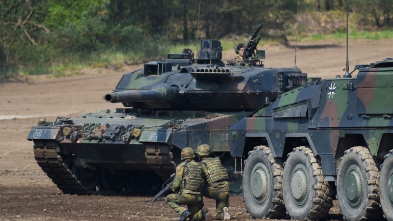 „Hirntot“ aber mit Panzern gegen CO2 – Sucht die NATO neue Wege?