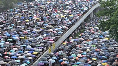 Jahrestag der „Regenschirm-Proteste“ in Hongkong – Polizei setzt Wasserwerfer ein