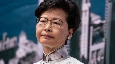Hongkong: Regierungschefin stößt bei erster Bürgerversammlung auf massive Kritik
