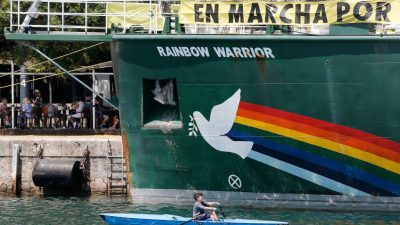 Polen: Behörden entfernen Greenpeace-Schiff aus Danziger Hafen – zwei Aktivisten festgenommen