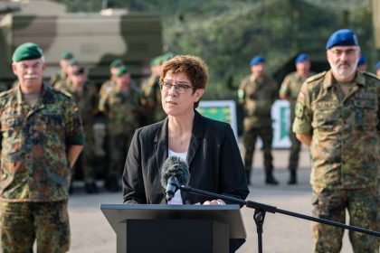 Kramp-Karrenbauer verurteilt Übergriff auf türkischstämmigen Soldaten