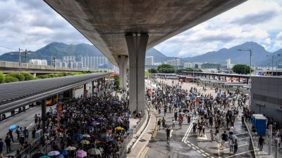 Hetzjagd im Hongkonger Flughafen: Polizist prügelt auf wehrlosen Demonstranten ein