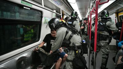 Hongkong: Spezialeinheiten setzen Schlagstöcke und Pfefferspray gegen Demonstranten ein