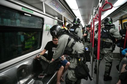 Hongkong: Spezialeinheiten setzen Schlagstöcke und Pfefferspray gegen Demonstranten ein