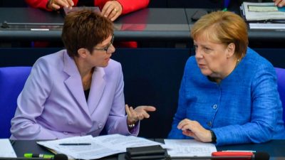 Merkel und Kramp-Karrenbauer fliegen in zwei Maschinen in die USA: „Mitflug nicht erwünscht“