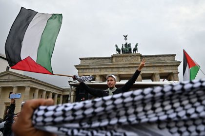 Judenhass als Folklore am Brandenburger Tor – Gegendemonstranten wurden von Polizei weggeführt