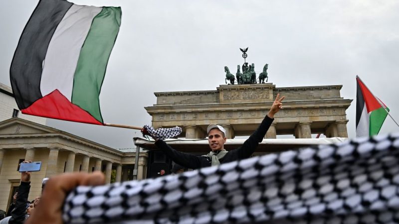 Judenhass als Folklore am Brandenburger Tor – Gegendemonstranten wurden von Polizei weggeführt
